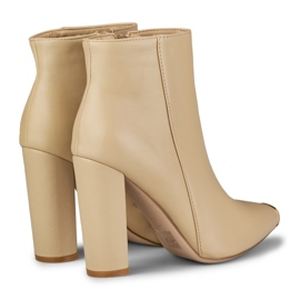 Bottes beige foncé pour femme avec une pointe décorative 1