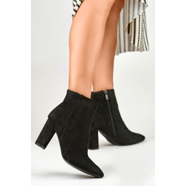 Bottes classiques pour femmes en daim sur le poteau beige 5