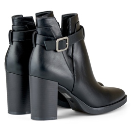 Bottes noires découpées pour femmes sur un poteau beige 1