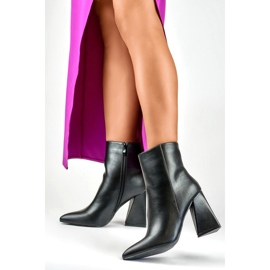 Bottes noires sur un poteau en forme de triangle le noir 4
