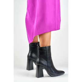 Bottes noires sur un poteau en forme de triangle le noir 5