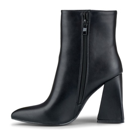 Bottes noires sur un poteau en forme de triangle le noir 6