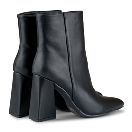 Bottes noires sur un poteau en forme de triangle le noir 7