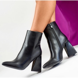 Bottes noires sur un poteau en forme de triangle le noir 8