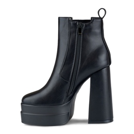 Bottes noires sur un poste élevé et une plate-forme le noir 4