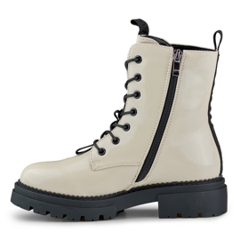 Ouvrières laquées beige de Carole 1 Ouvrières laquées beige de Carole 1