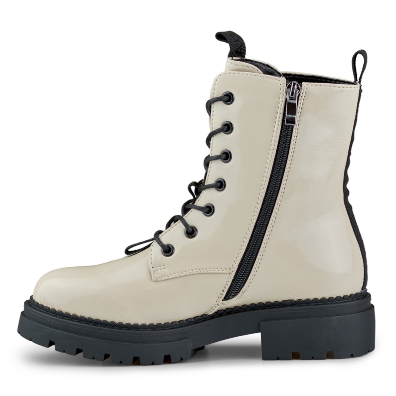 Ouvrières laquées beige de Carole 1 Ouvrières laquées beige de Carole 1