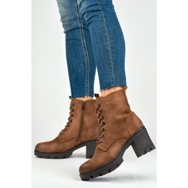 Bottes en daim marron sur un poteau confortable brun 3