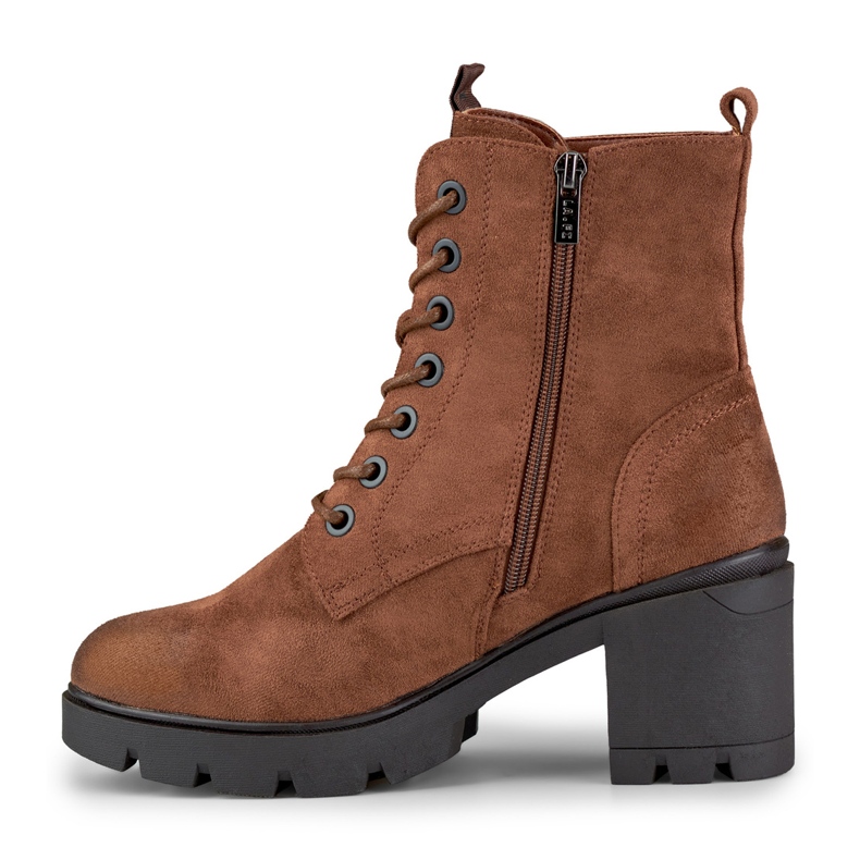Bottes en daim marron sur un poteau confortable brun 1