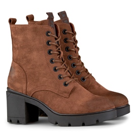 Bottes en daim marron sur un poteau confortable brun 2