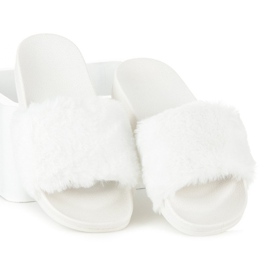 Via Giulia  Tongs blanches avec fourrure 1