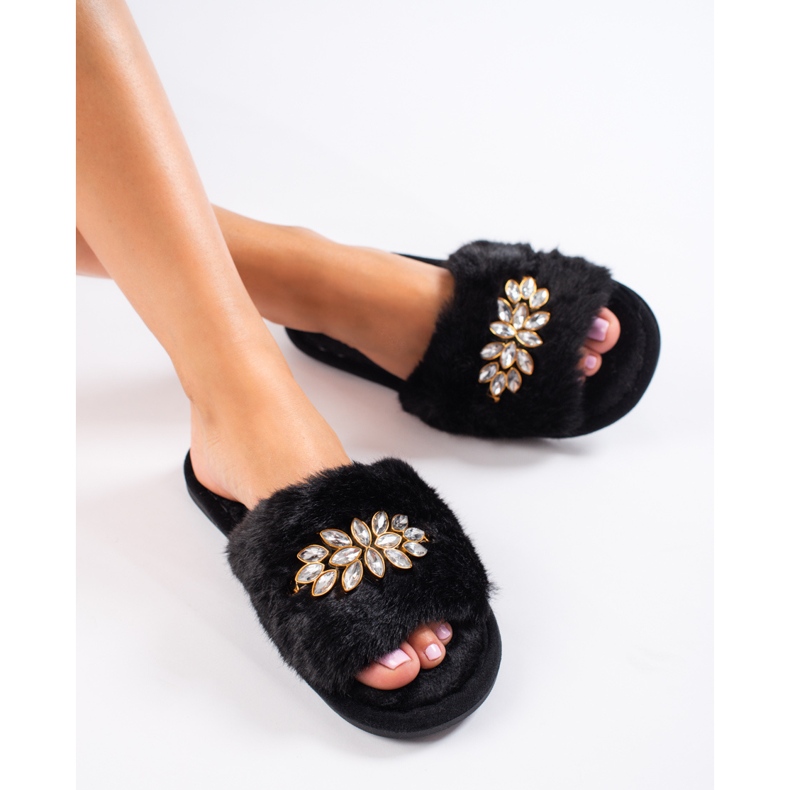 Chaussons noirs avec fourrure et cristaux de Shelovet 1