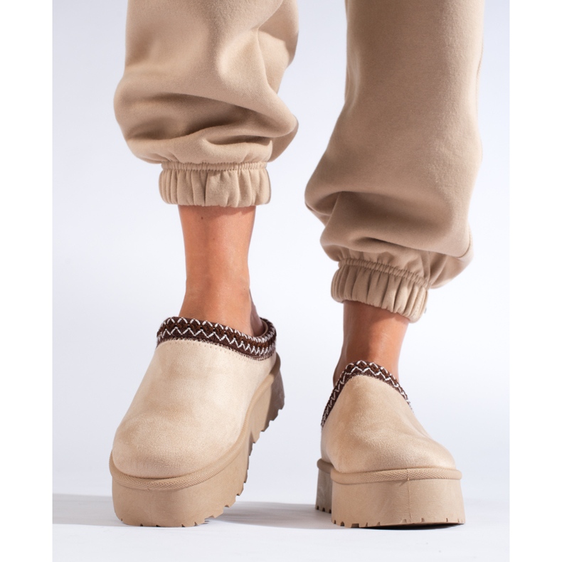 Chaussons en daim beige à semelles épaisses de Shelovet 1
