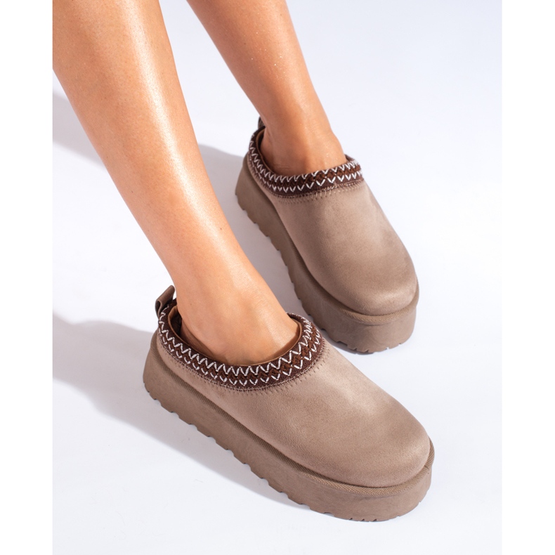 Chaussons en daim beige foncé à semelles épaisses de Shelovet 1