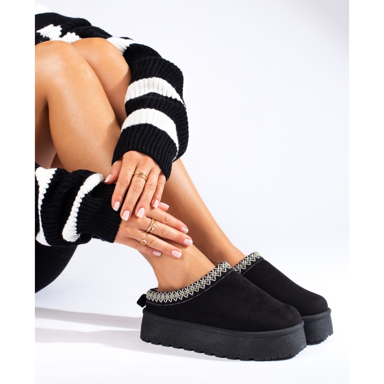 Chaussons en daim noir de Shelovet 1