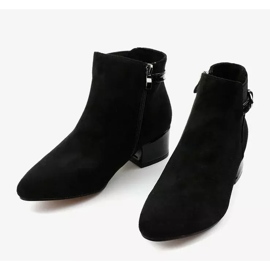 Bottes noires avec un petit post de Brizaris 2