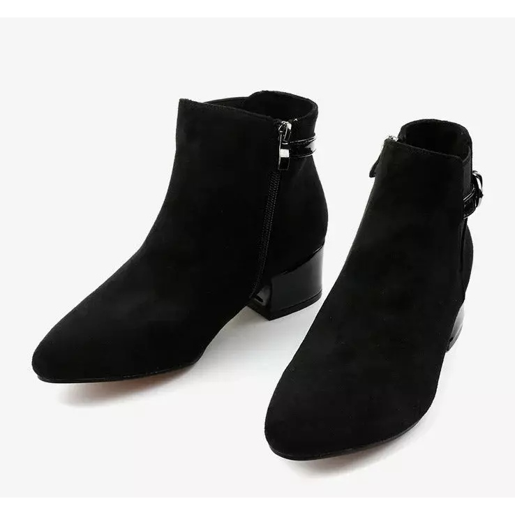 Bottes noires avec un petit post de Brizaris le noir 2