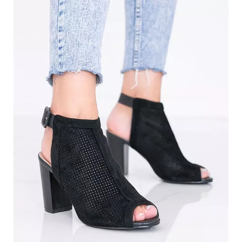 Sandales noires ajourées sur le post Veronika 1