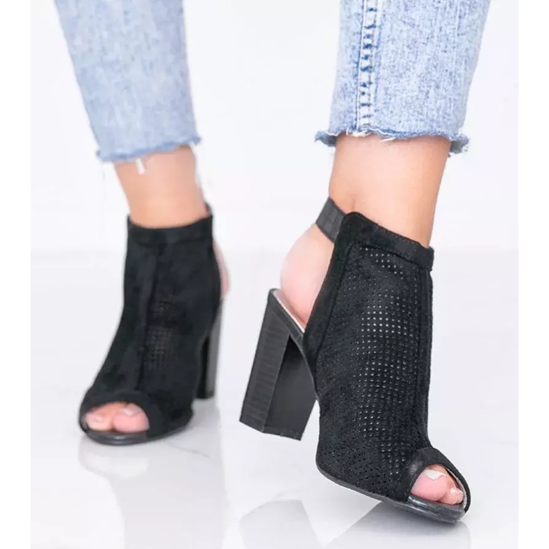 Sandales noires ajourées sur le post Veronika 2