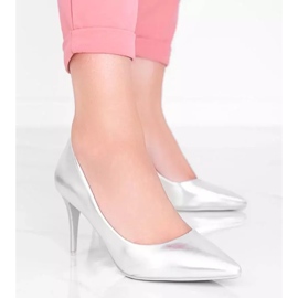 Escarpins argentés sur un talon Venicia 1