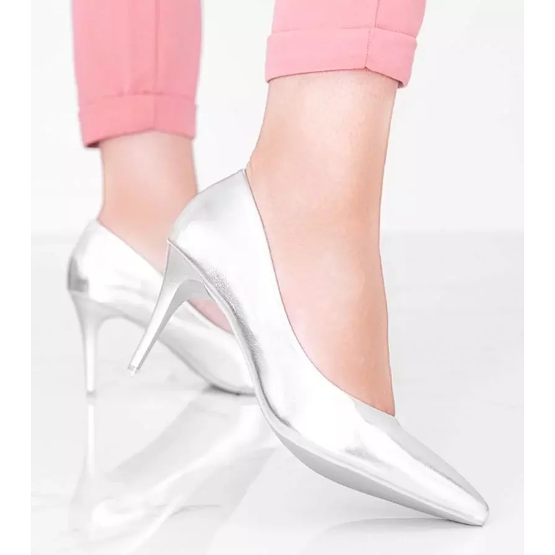 Escarpins argentés sur un talon Venicia 2