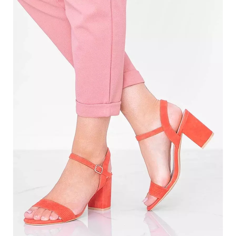 Sandales orange sur le post Lauren 2