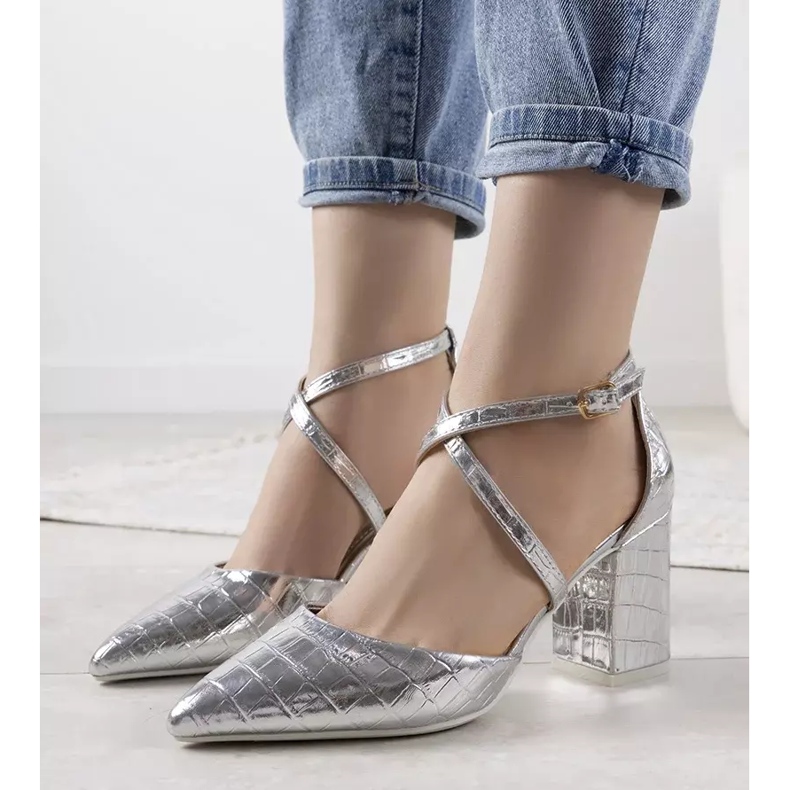 Escarpins argentés sur un poteau Strutt 1