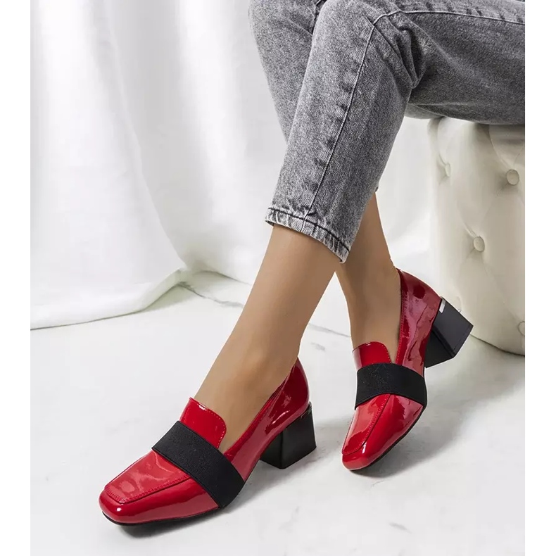 Chaussures laquées rouges sur le poste de Tammy 2 Chaussures laquées rouges sur le poste de Tammy 2