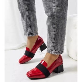 Chaussures laquées rouges sur le poste de Tammy 1 Chaussures laquées rouges sur le poste de Tammy 1
