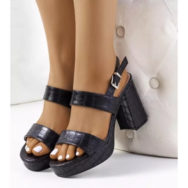 Sandales noires sur le post de Liv le noir 2