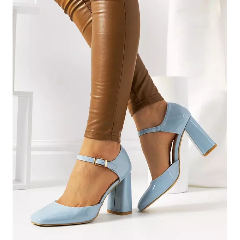 Escarpins bleus sur le poste Clément 2