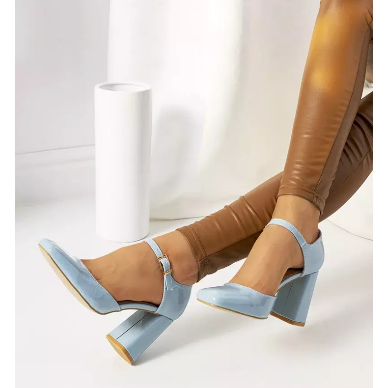 Escarpins bleus sur le poste Clément 1