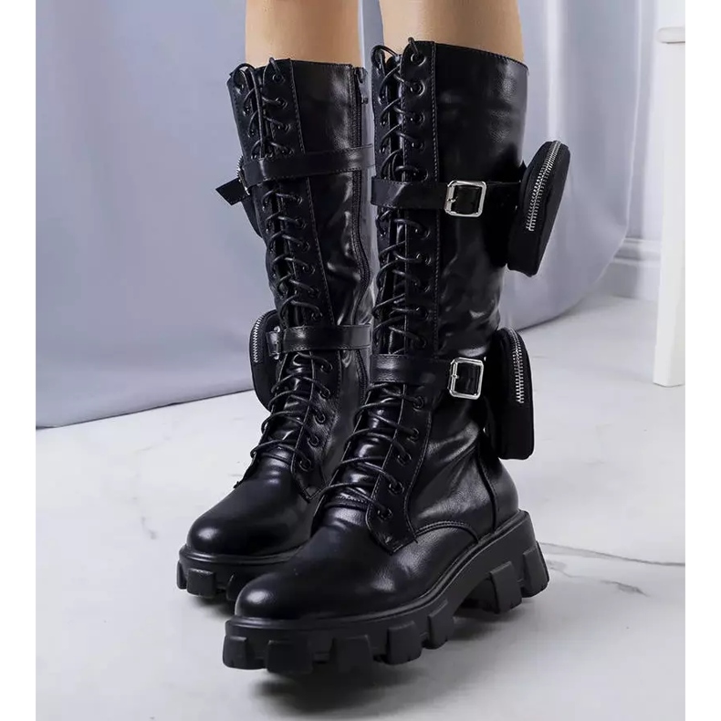 Bottes hautes noires avec une chaîne de Nererin le noir 1