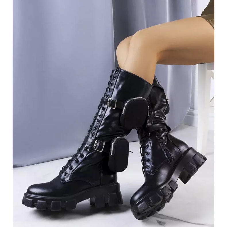Bottes hautes noires avec une chaîne de Nererin le noir 2