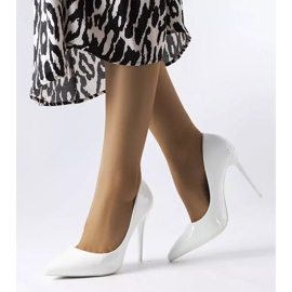 BM Escarpins laqués blancs Iliana blanche 1