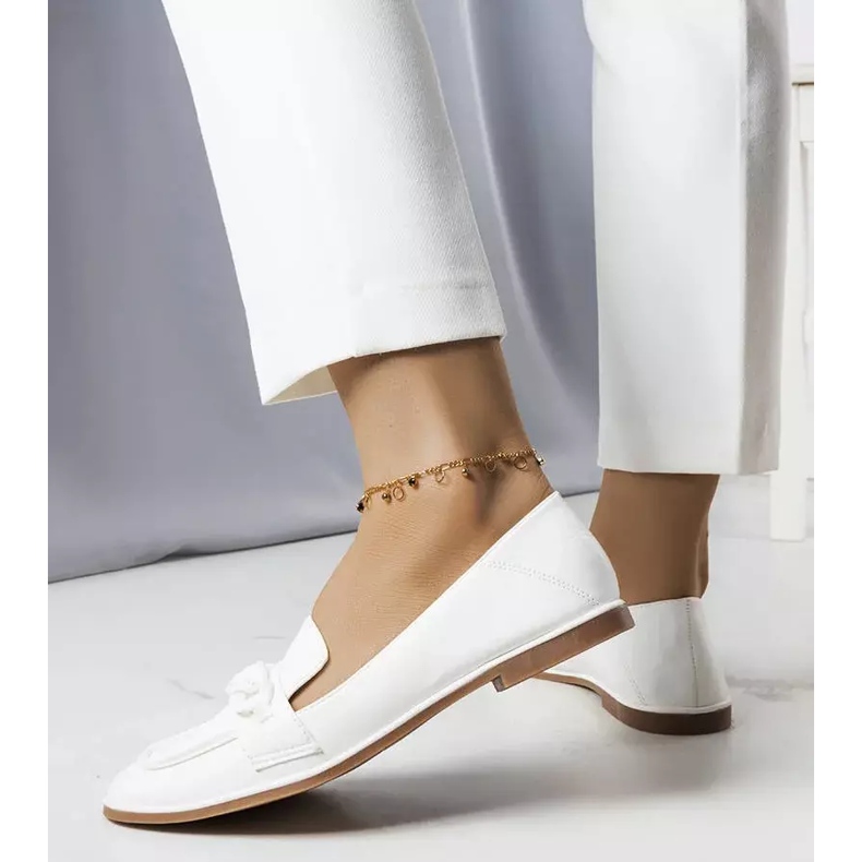 BM Mocassins blancs ornés d'une chaîne Bobbie 2