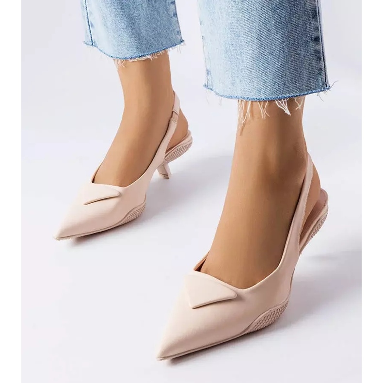 Sandales beiges à petits talons Labonté 1