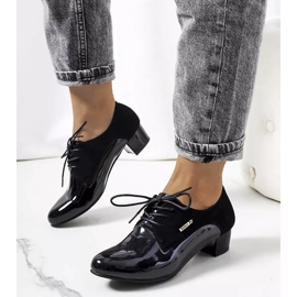 BM Brogues noires sur le poste de Floore le noir 1