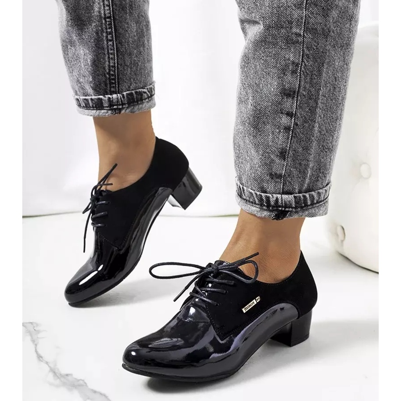 BM Brogues noires sur le poste de Floore 1