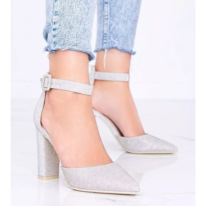 Escarpins beiges brillants sur le post de Mila 1