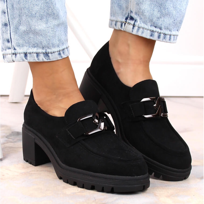 Talons hauts en daim noir avec une chaîne Vinceza 10921 1