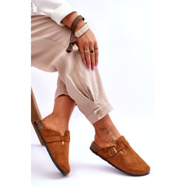 Tongs en daim sur une plateforme en liège camel brun 2
