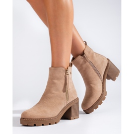 Bottines beiges en daim à talon large par Vinceza 1
