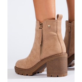 Bottines beiges en daim à talon large par Vinceza 3