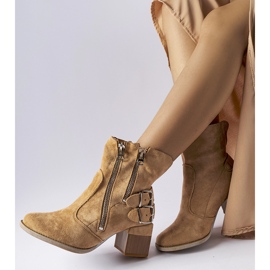 Bottines beiges à tige ample de Plourde 2