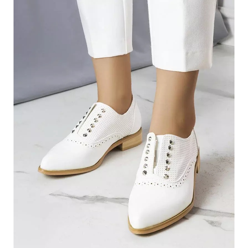 BM Chaussures blanches ajourées à clous Erin 1