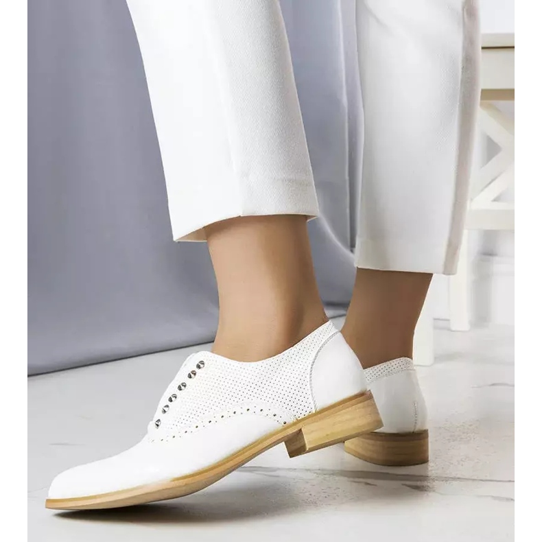 BM Chaussures blanches ajourées à clous Erin 2