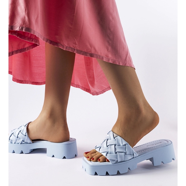 Tongs bleues à semelle tracteur Lora 2