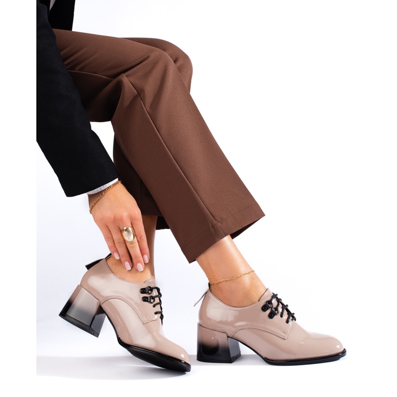 Chaussures à talons hauts beiges à lacets vernies de Shelovet 2 Chaussures à talons hauts beiges à lacets vernies de Shelovet 2