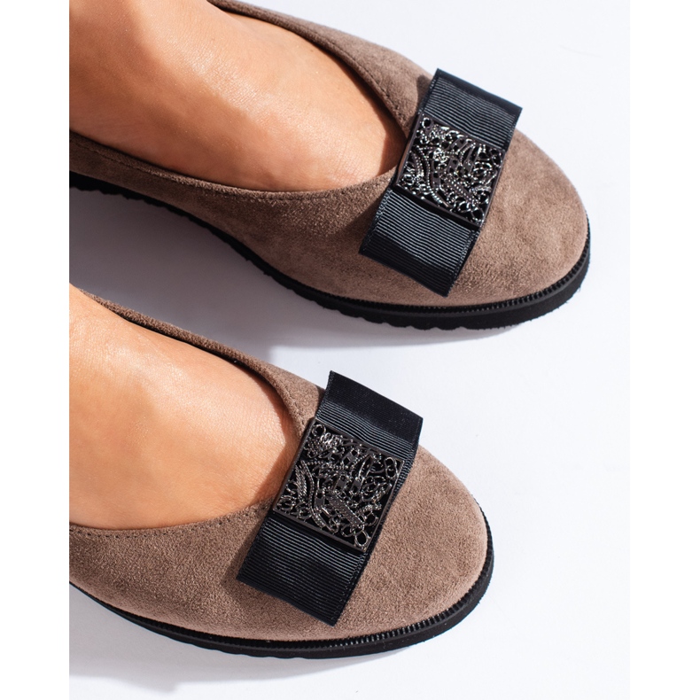 Escarpins en daim beige foncé à talon bas de Shelovet 2